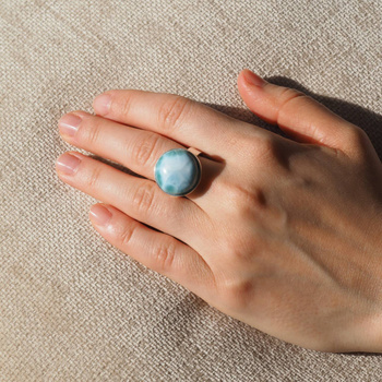Pierścionek regulowany z okrągłym Larimarem w srebrze
