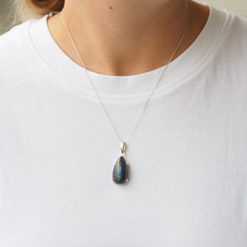 Srebrna zawieszka z Kyanitem – łza 25×13 mm