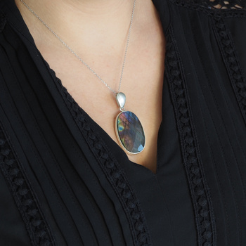 Zawieszka srebrna z owalnym labradorytem fasetowanym