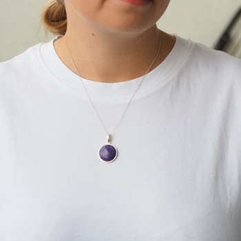 Zawieszka z okrągłym Czaroitem w srebrze młotkowanym