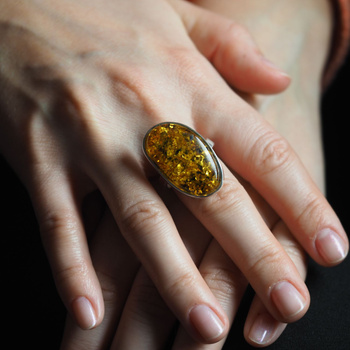 Pierścionek regulowany z Bursztynem Zielonym w srebrze