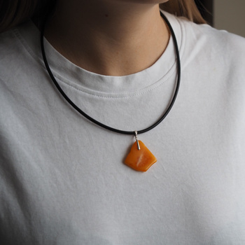 Naszyjnik  na rzemieniu - surowy Bursztyn mleczny