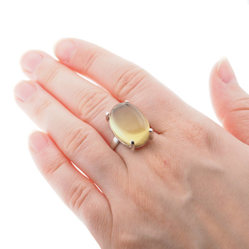 Pierścionek z owalnym Cytrynem w srebrze rodowanym.