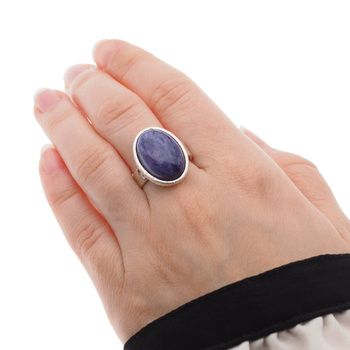 Pierścionek regulowany z owalnym Czaroitem w srebrze młotkowanym