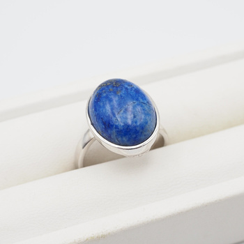 Pierścionek regulowany z owalnym Lapisem Lazuli w srebrze rodowanym.