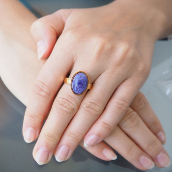 Pierścionek regulowany z Czaroitem w srebrze złoconym