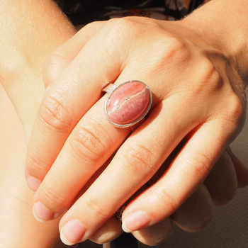 Pierścionek regulowany z owalnym Rodochrozytem w srebrze młotkowanym