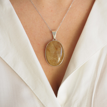 Zawieszka z owalnym Kwarcem Rutylowym ze złotą nitką w srebrze