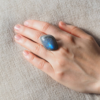 Pierścionek regulowany z Labradorytem w srebrze oksdowanym.