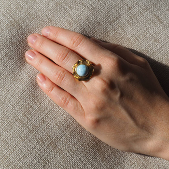 Pierścionek regulowany - okrągły Larimar w złoconym srebrze młotkowanym