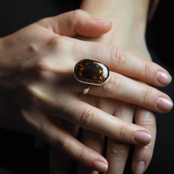 Pierścionek z prostokątnym Bursztynem Koniakowym w srebrze