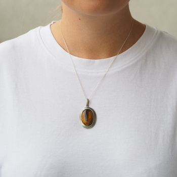 Zawieszka z owalnym Tygrysim Okiem w srebrze oksydowanym.