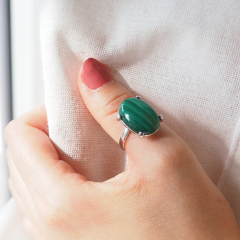 Pierścionek regulowany z owalnym Malachitem w srebrze rodowanym.