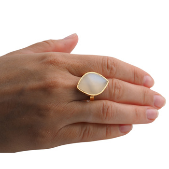 Pierścionek - Kamień Księżycowy markiza i srebro złocone, młotkowane