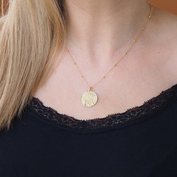 Naszyjnik z młotkowaną, okrągłą blaszką - srebro złocone