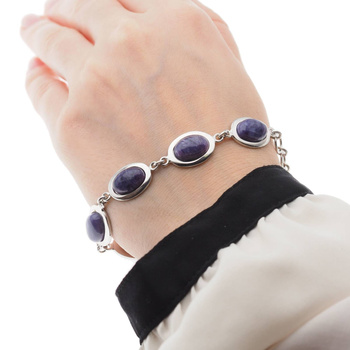 Bransoletka z owalnym czaroitem w srebrze rodowanym.