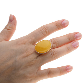 Pierścionek- Mleczny Bursztyn owalny w srebrze