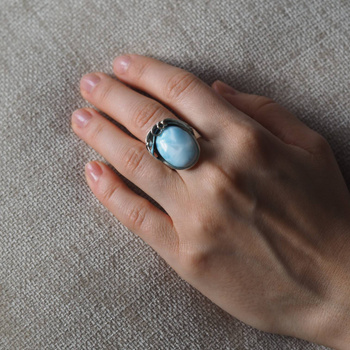 Pierścionek regulowany z owalnym Larimarem w srebrze oksydowanym z liściem