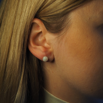 Kolczyki sztyfty z owalnym Kamieniem Księżycowym w srebrze.