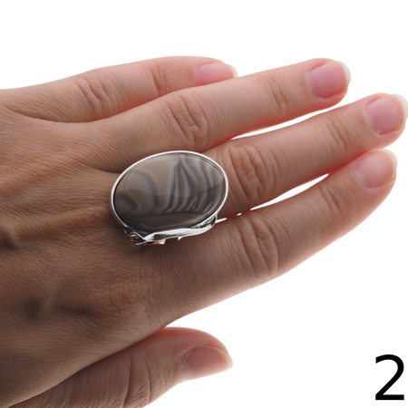 Srebrny pierścionek z Krzemieniem Pasiastym – srebro oksydowane 925, motyw liścia