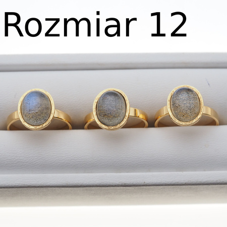 Pierścionek z Labradorytem owalnym w złoconym srebrze młotkowanym