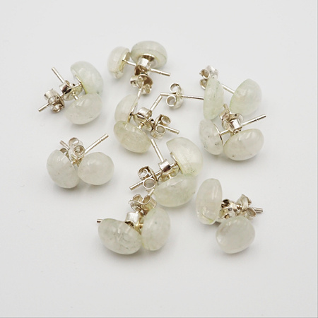 Kolczyki sztyfty z owalnym Kamieniem Księżycowym w srebrze.