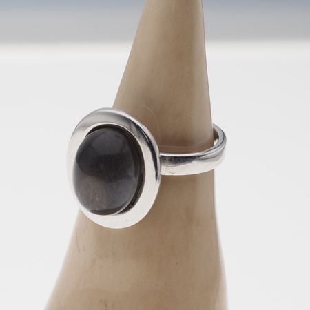 Pierścionek regulowany z owalnym Kamieniem Słonecznym w srebrze rodowanym.