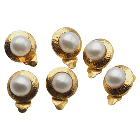 Klipsy - Perły białe koło 8 mm w złoconym srebrze młotkowanym