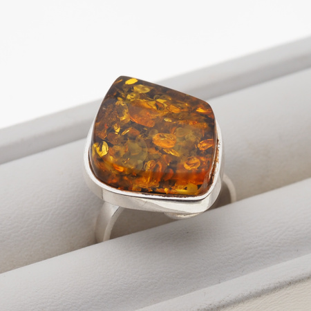 Pierścionek z Bursztynem Zielonym - romb w srebrze
