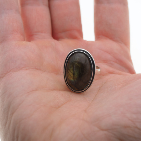 Pierścionek z owalnym Labradorytem w srebrze oksdowanym.