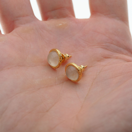 Kolczyki sztyfty - okrągły Kwarc Różowy w złoconym srebrze młotkowanym