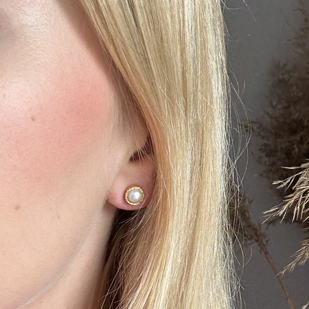 Kolczyki z białymi, okrągłymi Perłami w złoconym srebrze młotkowanym