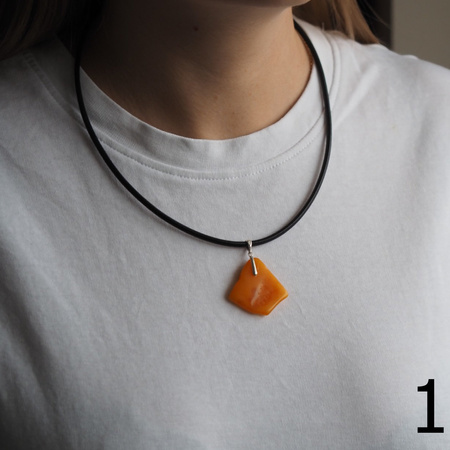 Naszyjnik  na rzemieniu - surowy Bursztyn mleczny