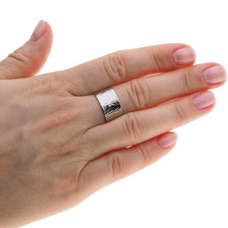 Pierścionek - obrączka młotkowana w srebrze rodowanym