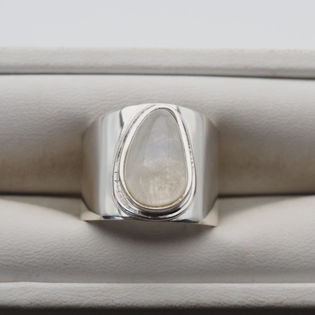 Pierścionek sygnet- Kamień Księżycowy i srebro (rozmiar 20)