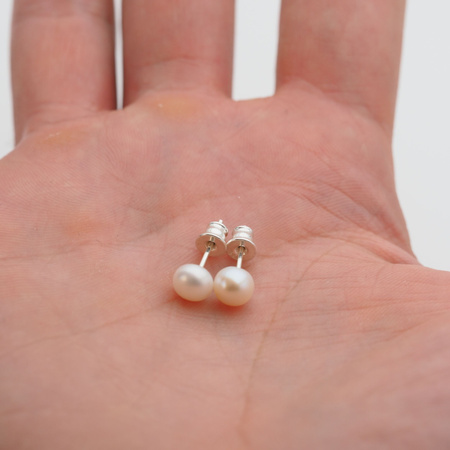 Kolczyki z białymi, okrągłymi Perłami w srebrze