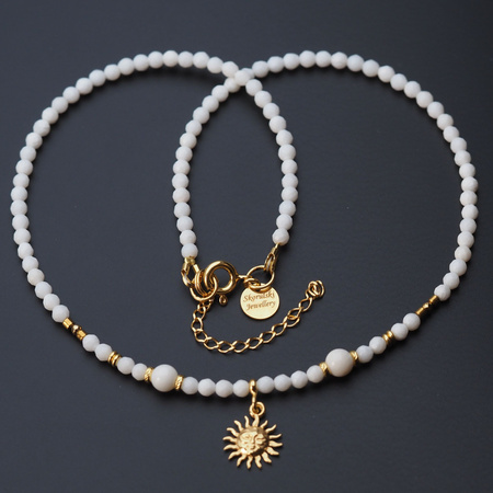 Naszyjnik regulowany ze słońcem - Biały koral, Hematyt i srebro złocone