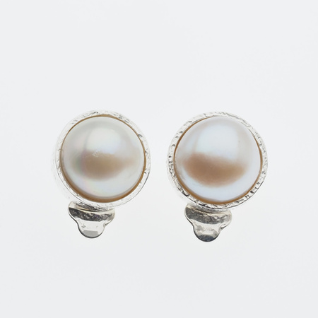 Klipsy - Perły białe koło 11 mm w srebrze młotkowanym