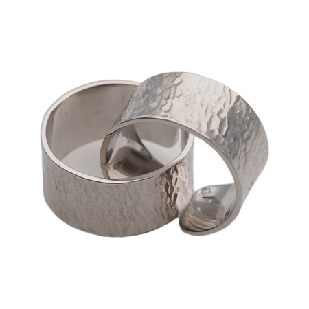 Pierścionek - obrączka młotkowana w srebrze rodowanym
