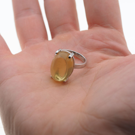 Pierścionek z owalnym Cytrynem w srebrze rodowanym.