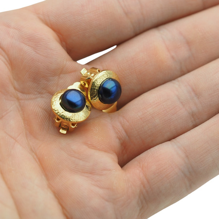 Klipsy - Perły czarne koło 8 mm w złoconym srebrze młotkowanym