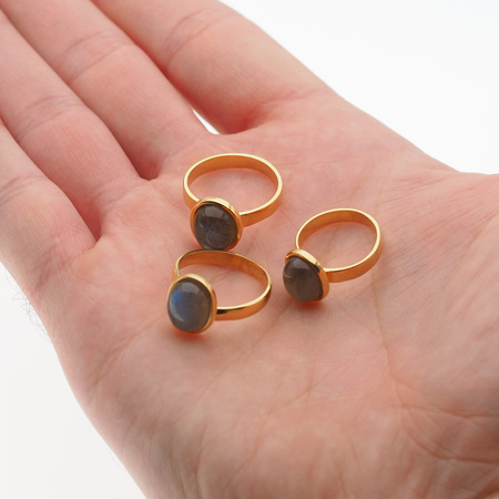 Pierścionek z Labradorytem owalnym w srebrze złoconym