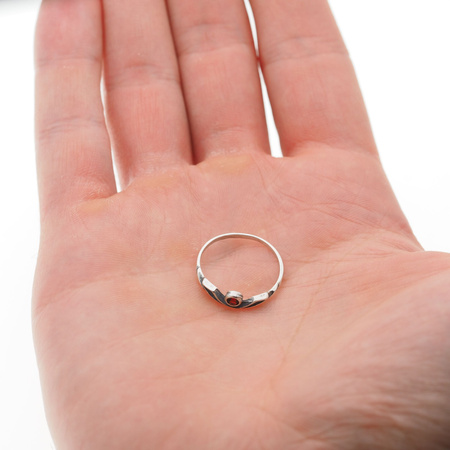 Pierścionek z Granatem w srebrze oksydowanym