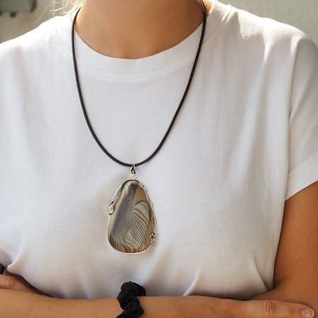 Naszyjnik z Krzemieniem Pasiastym na rzemieniu – srebro oksydowane 925