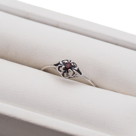 Pierścionek z Granatem w srebrze oksydowanym