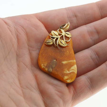 Zawieszka - surowy Bursztyn mleczny i srebro złocone