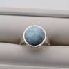 Pierścionek regulowany z okrągłym Larimarem w srebrze młotkowanym