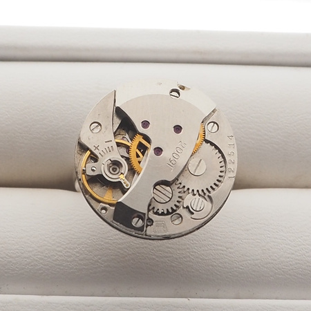 Pierścionek regulowany z mechanizmem zegarka w srebrze.