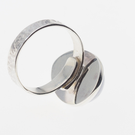 Pierścionek regulowany z Chalcedonem w srebrze młotkowanym