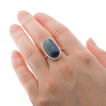 Pierścionek z owalnym Kyanitem w srebrze.